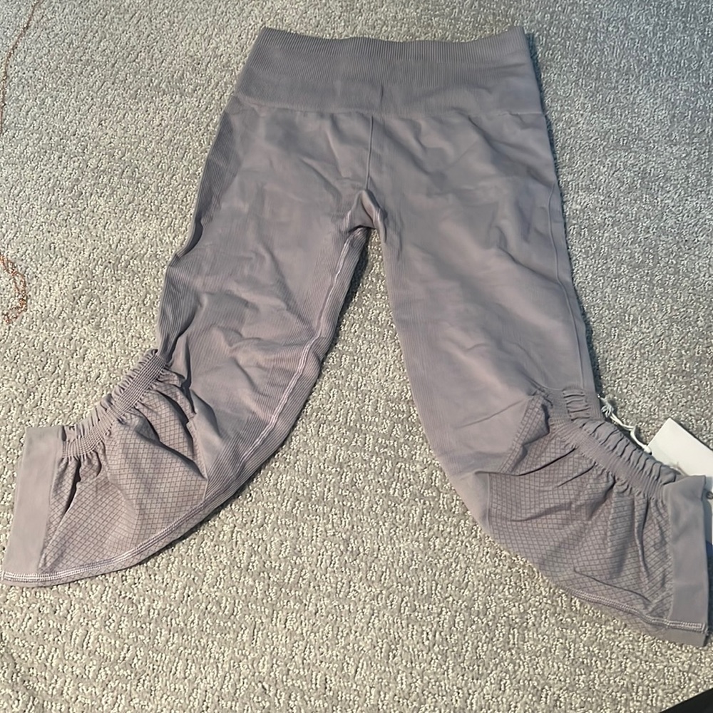 NWT Lululemon Taryn Toomey Awakening Crop - Gris (4)
